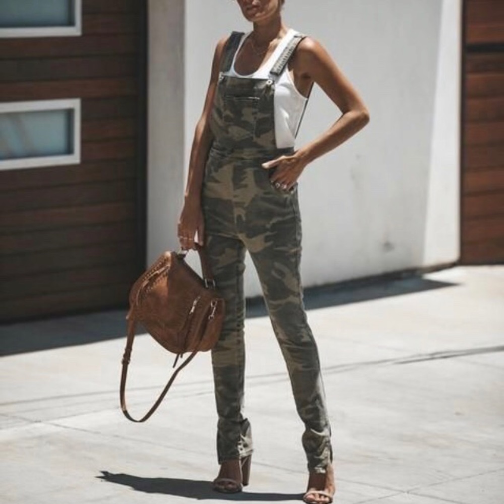 💚 Distressed camo overalls